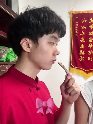 这个蒲公英茶特别适合女孩子多喝,茶汤清亮,入口清润甘甜!味道真不错~