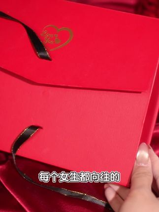 啊啊啊,好心动呀~拆开礼盒的瞬间,这是一辈子的具象化#老凤祥#耳饰#耳钉#一贝子#生日礼物#送女友的礼物