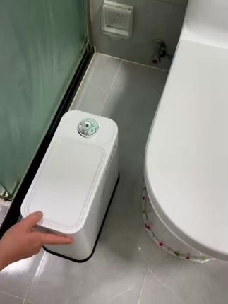 卫生间的垃圾桶就要选这种窄缝的,一键开关盖,不仅美观还能阻隔异味~