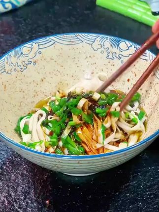 小孩子的早餐这样做,简单又好吃 #葱油拌面 #沙县拌面