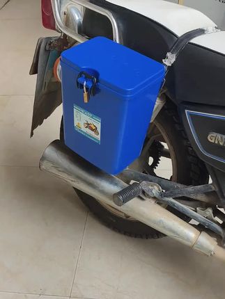 电动车后备箱后置大容量头盔收纳挂包储物箱电瓶居家必备生活用品