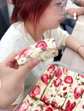 别人家老公都在买的草莓羊奶芙,你也吃上了吗?#奶油草莓 #吃上了纯手工草莓蛋糕