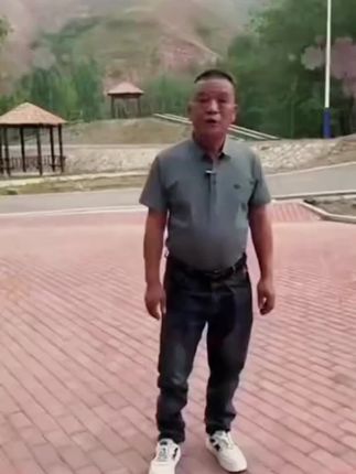 家里白衣服串色染色洗不干净怎么办?就用这个#白衣还原剂 #污渍轻松去除 #白衣服清洗妙招 #串色小妙招#玩个很新的东西