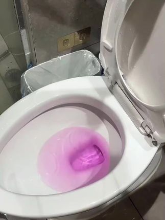谁现在刷马桶还用马桶刷呀 #大大颗洁厕块 黑黄硬臭它都能搞定!经济实惠还好用 #马桶清洁剂推荐 #卫生间好物#洁厕块