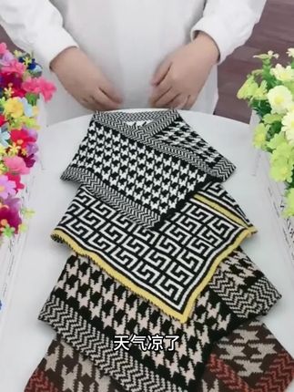 天气冷了,脖子怕冷的姐妹来一条三角围脖,暖暖的很贴心,百搭时尚!#围巾穿出时尚范 #秋冬围巾 #围脖 #围巾