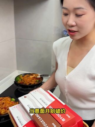这#意面 每根都过满了番茄肉酱简直太像了,孩子们都可爱吃了,趁暑假我就特意多备一点让孩子们每天都可以吃到