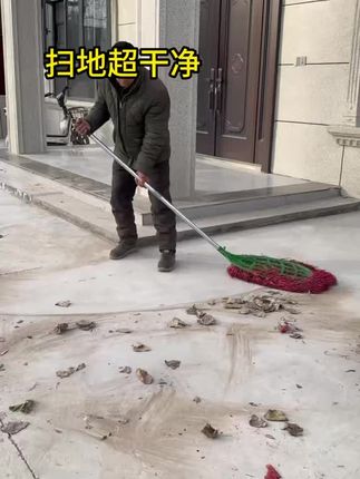 打扫卫生就用这个大扫把,扫地不仅轻便还非常的干净 .