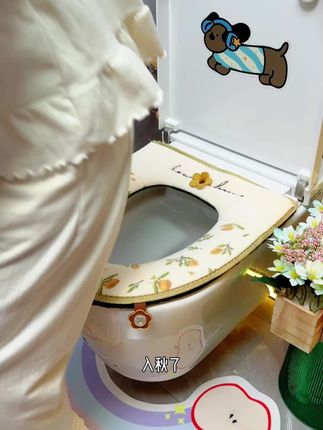 不要等马桶都冻屁股才想到买马桶垫,这种加绒的马桶垫特别舒服保暖,背面是PU皮的防水隔污很卫生