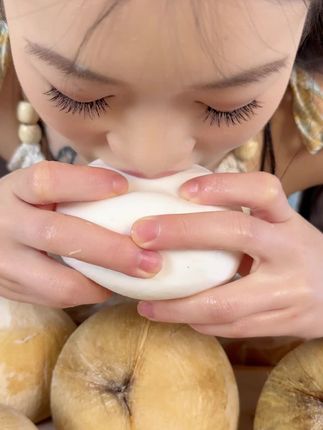 喝碳酸饮料和奶茶是不是喝腻了,那一定要试试长在树上的天然饮品椰皇!#泰国椰皇 #椰子