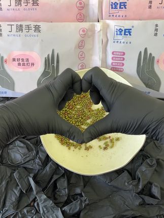 夏天机修汽修,后厨烹饪,用手套就选这种贴手灵活不闷手,防水防油防酸碱的纯丁腈手套,干起活来还不耽误使用手机!