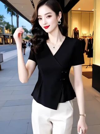 夏季时尚百搭短袖T恤,时髦又减龄,老公都不让我出门!纯色遮肚子不规则盘扣正肩短袖T恤女夏季轻奢显瘦开叉别致上衣