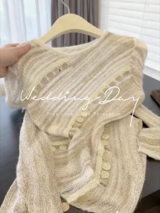 谁能抵挡住这件温柔到骨子里的针织开衫!奶杏色混织自带高级感,金属扣设计瞬间让穿搭有了亮点~ 针织纹理细腻又透气,春秋单穿温柔优雅,叠穿也很有层次感。配牛仔裤休闲随性,搭半身裙又甜又精致,是那种穿上就被问链接的宝藏单品,姐妹们这种质感和设计真的可冲,入手不亏系列!#针织毛衣 #早秋穿搭 #早秋显身材平价上衣合集 #被秋日氛围感穿搭拿捏了#早秋穿搭三分钟出门不是梦