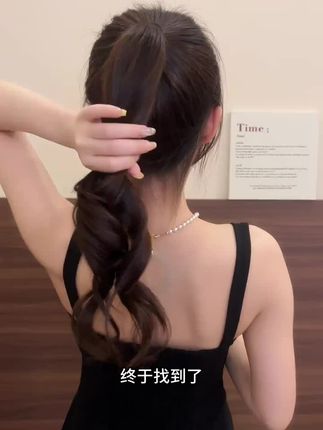 这款流苏抓夹真的太适合夏天去戴了、不管随便搭配什么发型都好看#发饰头饰真的很加分 #抓夹 #30岁女人减龄发饰