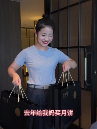 错过这盒黑松露奶黄冰沙月饼礼盒,你可能会后悔一整年!#黑松露礼盒#同庆楼