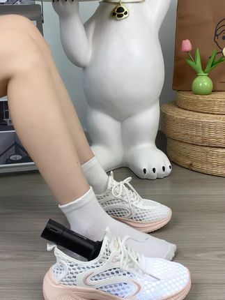 夏天怕捂脚闷脚的美女看过来,推荐这款大网孔网面鞋,上脚方便,透气凉爽看得见