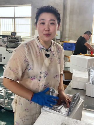 夏天吃海参怕油腻试试这样吃:泡发好的海参切片,跟苦菊樱桃萝卜冰草拌个沙拉,淋点柠檬汁和亚麻籽油清爽得能当减脂餐!