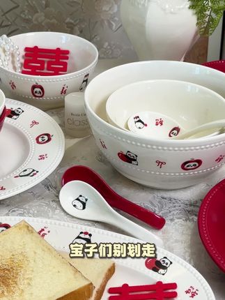 闺蜜搬新家送的神仙礼物!来自景德镇的陶瓷餐具,外观是特别喜庆的红色和可爱的小熊猫,质量真的嘎嘎好,1380烧制