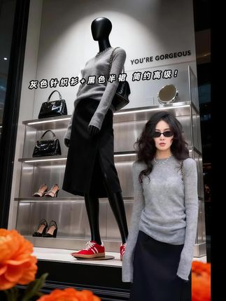 灰衫配了一条黑色半裙 走路的时候若隐若现 特别有女人味 早秋这样一套出门 又舒服又好看   (作者声明:作品由ai生成)