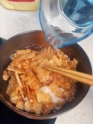 家人们!柴火灶现铲锅巴,香到邻居来蹭吃!# 农家好物 #美食分享官