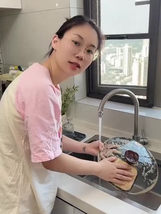 咱就是说经常洗碗的人一定要给自己安排个趁手的工具-这个双面抹布-一面是银丝的一面是棉的不管刷啥样的污渍都很趁手