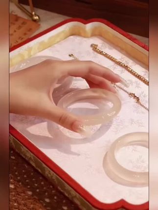 周大生香槟白月光手镯